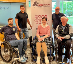 Vordere Reihe (von links): Tobias Krämer, Petra Dahmen, Alex Nicolay (alle RSG Koblenz e.V.); hintere Reihe (von links): Tim Schenkelberg (Lotto Rheinland-Pfalz – Stiftung), Lotto-Stiftungs-Geschäftsführer Frank Zwanziger - Foto: Lotto Rheinland-Pfalz